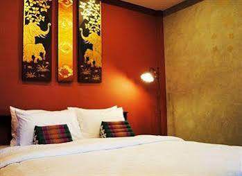 Focal Local Bed & Breakfast Bangkok Exteriör bild