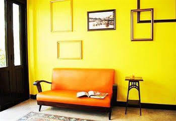 Focal Local Bed & Breakfast Bangkok Exteriör bild